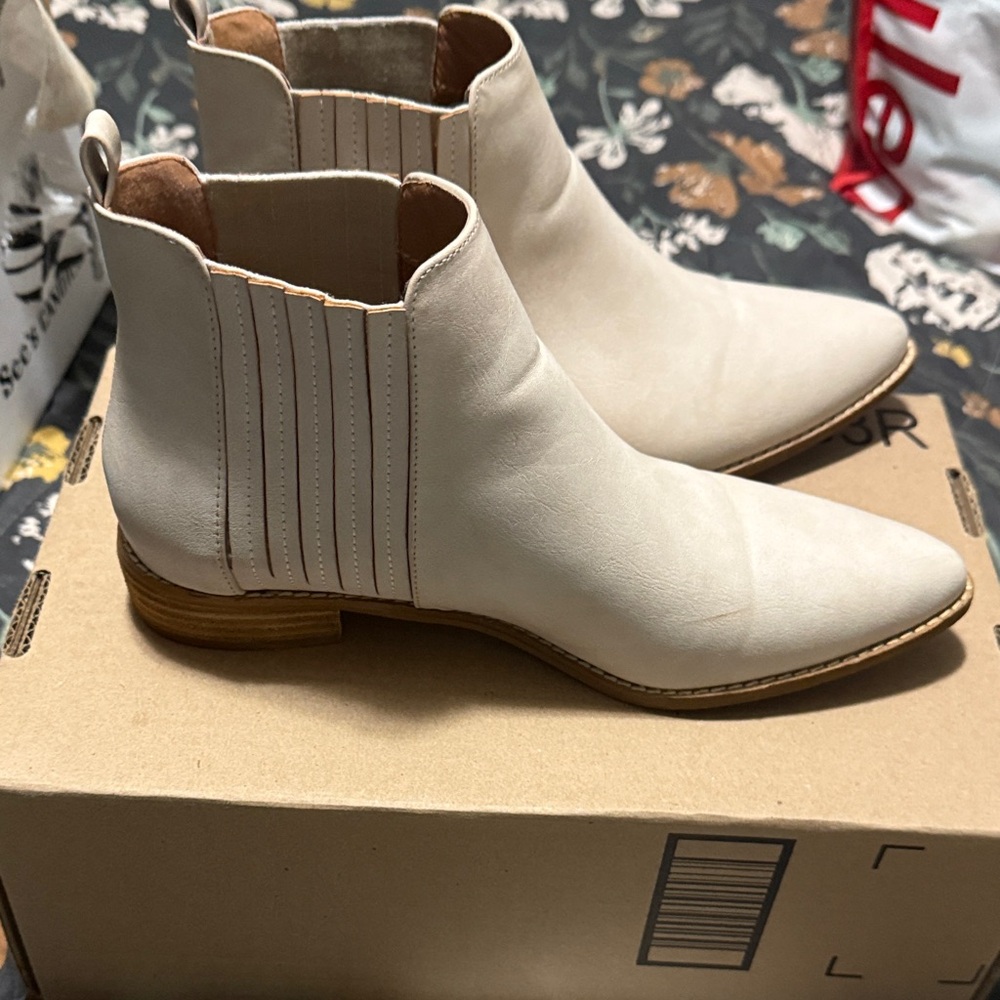 Brand New Ccocci Cream Ankle Boots - Picture 5 of 7